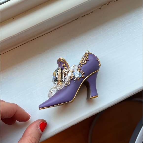 The Ashton-Drake Heirloom Stepping in Time Collectible Shoe 👠 - Picture 7 of 8